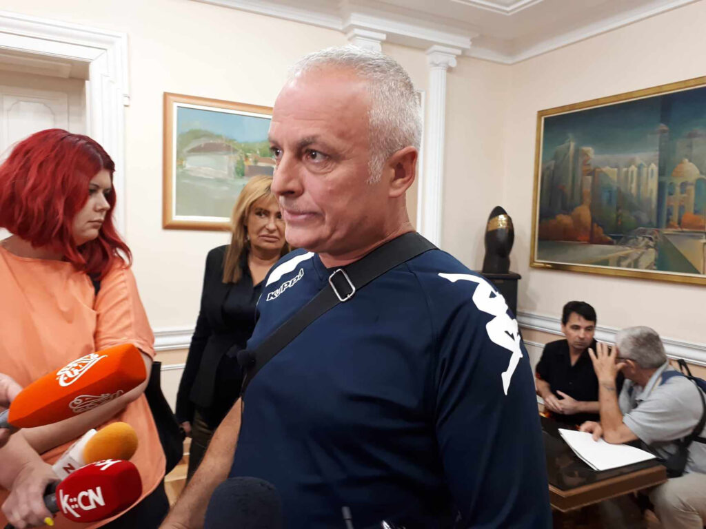 tekst o gradonačelnici, struji i građanima