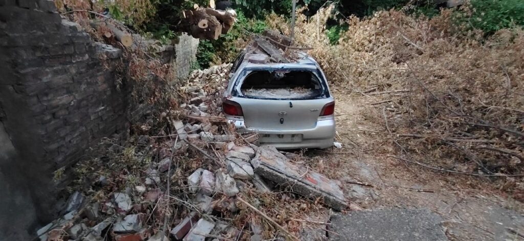 Beograd 02.08.2023. HRONIKA - U dvorištu Klinike za infektivne i tropske bolesti "Prof. dr Kosta Todorović" u Beogradu došlo je do obrušavanja dela zida. Fotografije uz tekst: "OBRUŠIO SE DEO ZIDA" Foto: FoNet/Marko Dragoslavić