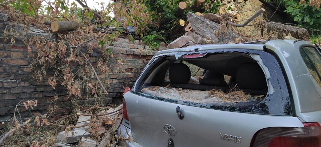 Beograd 02.08.2023. HRONIKA - U dvorištu Klinike za infektivne i tropske bolesti "Prof. dr Kosta Todorović" u Beogradu došlo je do obrušavanja dela zida. Fotografije uz tekst: "OBRUŠIO SE DEO ZIDA" Foto: FoNet/Marko Dragoslavić