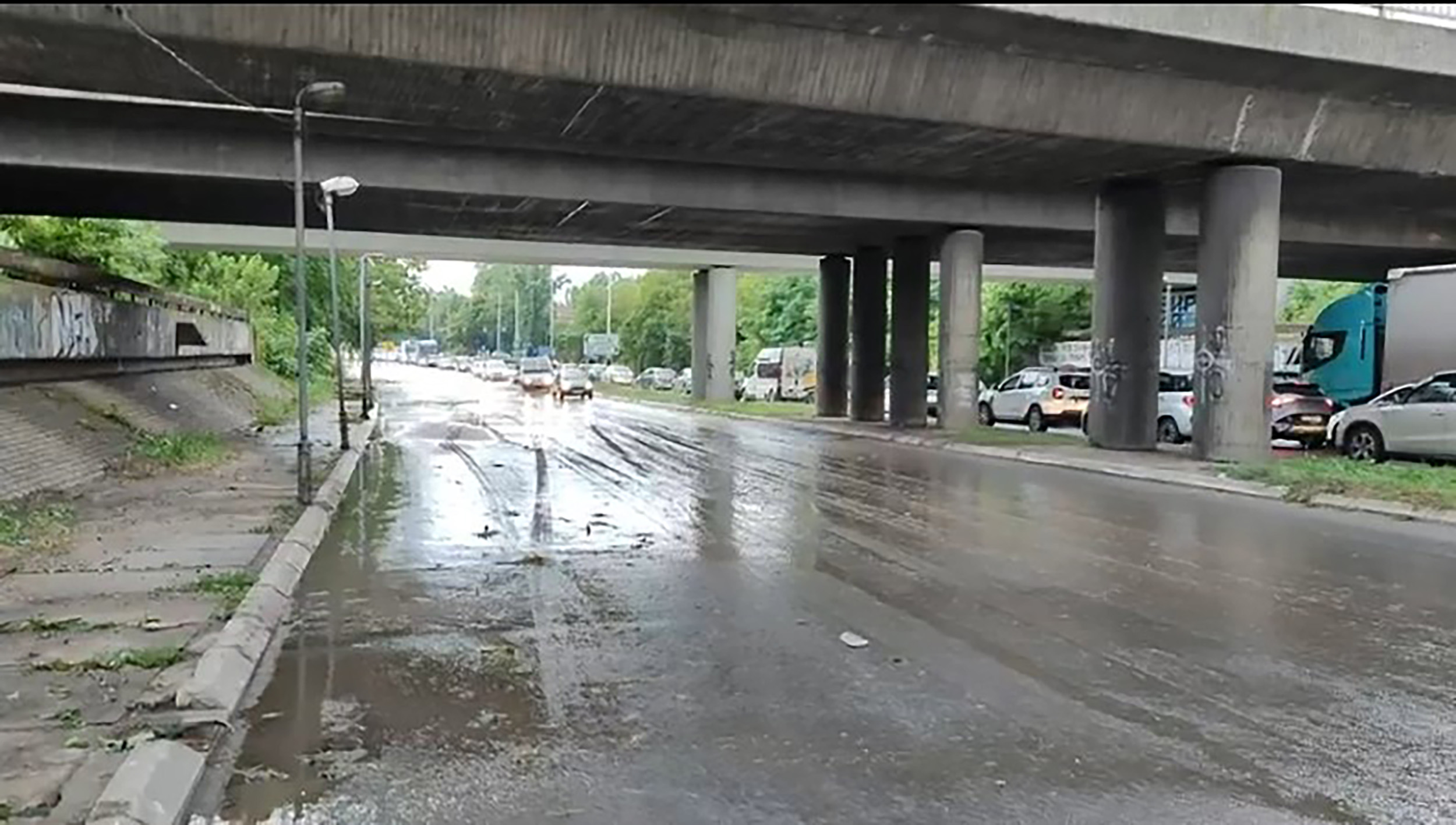 Zatvoren prilaz Pupinovom mostu, nekoliko vozila zaglavljeno u vodi