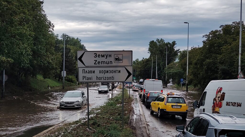 Zatvoren prilaz Pupinovom mostu, nekoliko vozila zaglavljeno u vodi