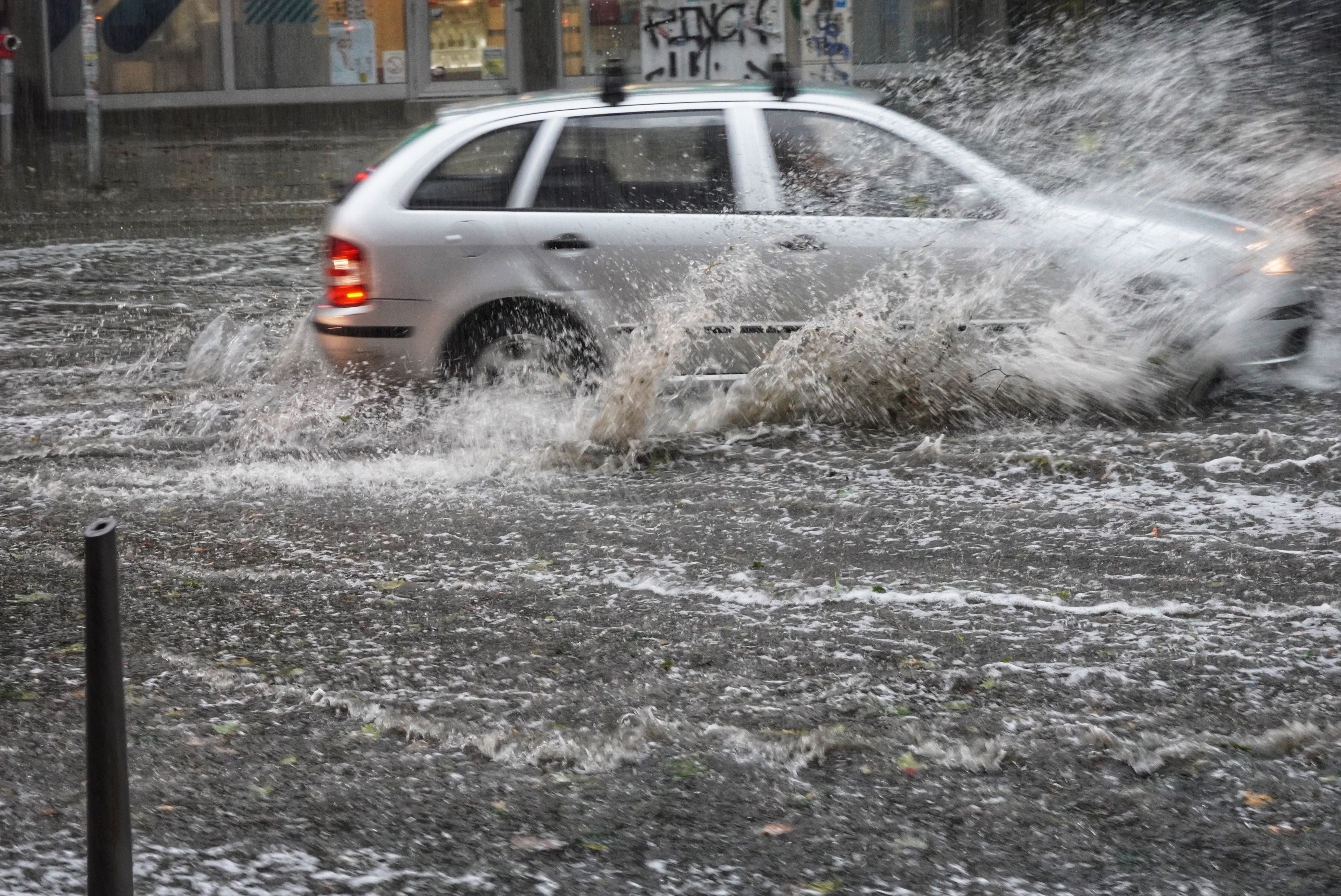 Beograd, 5. avgusta 2023.- Nevreme u Beogradu. Oko 14h Beograd je zahvatilo nevreme, kia, grad i vetar velike jaèine. FOTO TANJUG/  VLADIMIR PORÈIÆ/ nr