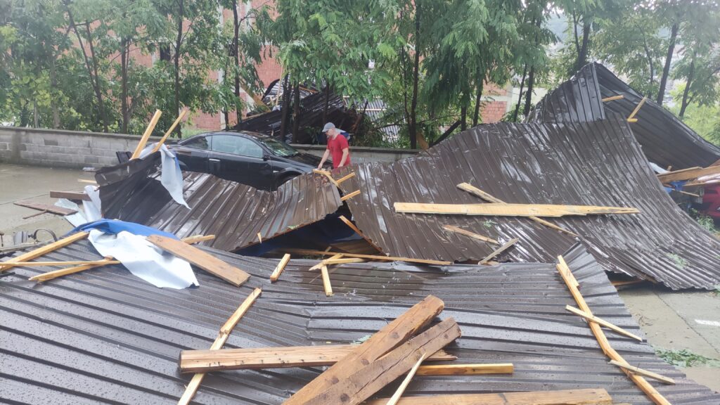 Beograd 05.08.2023. Mirijevo, nevreme, oluja, kiša, grad, odleteo krov, oštećeni automobili Foto: Zoran Lončarević/Nova.rs