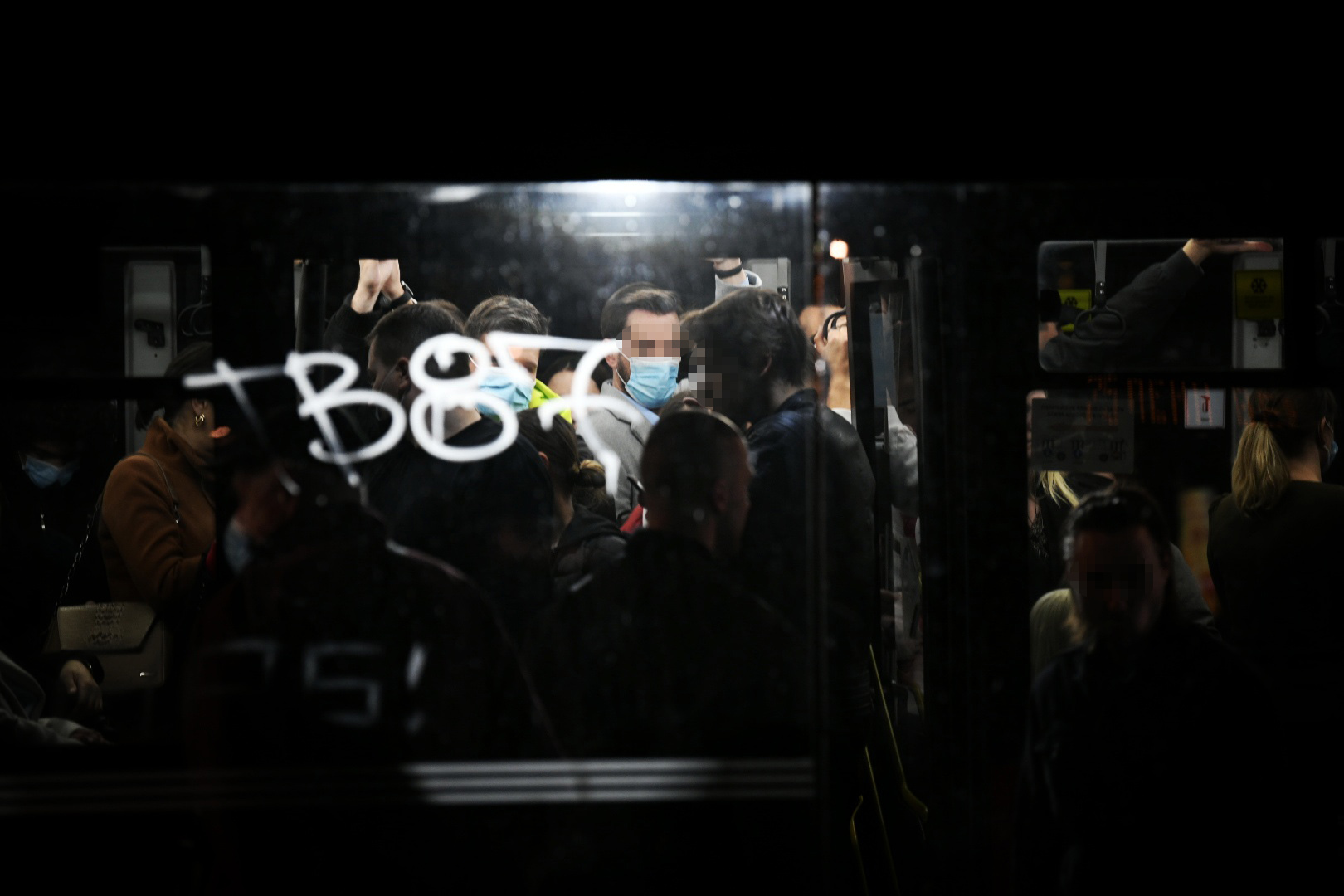 Beograd 01.11.2021. GSP, autobus, gradski prevoz, veče, noć, pun autobus, maske, maska, epidemiološke mere, korona, koronavirus, ilustracija, pokrivalica Foto: Vesna Lalić/Nova.rs