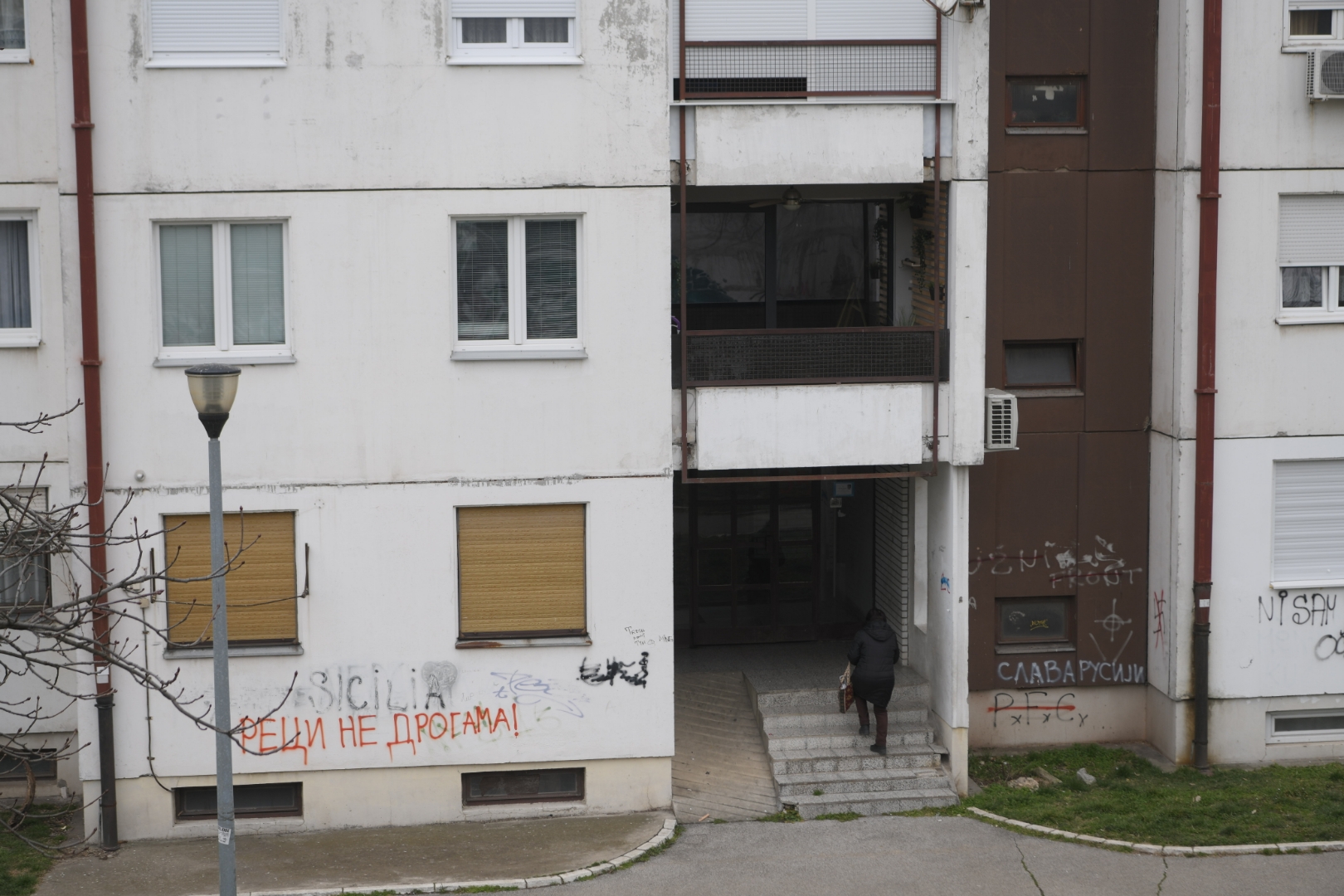 Beograd, 14.02.2023. Vuk Vučković, pretučeni mladić koji je preminuo, ulaz njegove zgrade, umrlica Foto: Dragan Mujan/Nova.rs