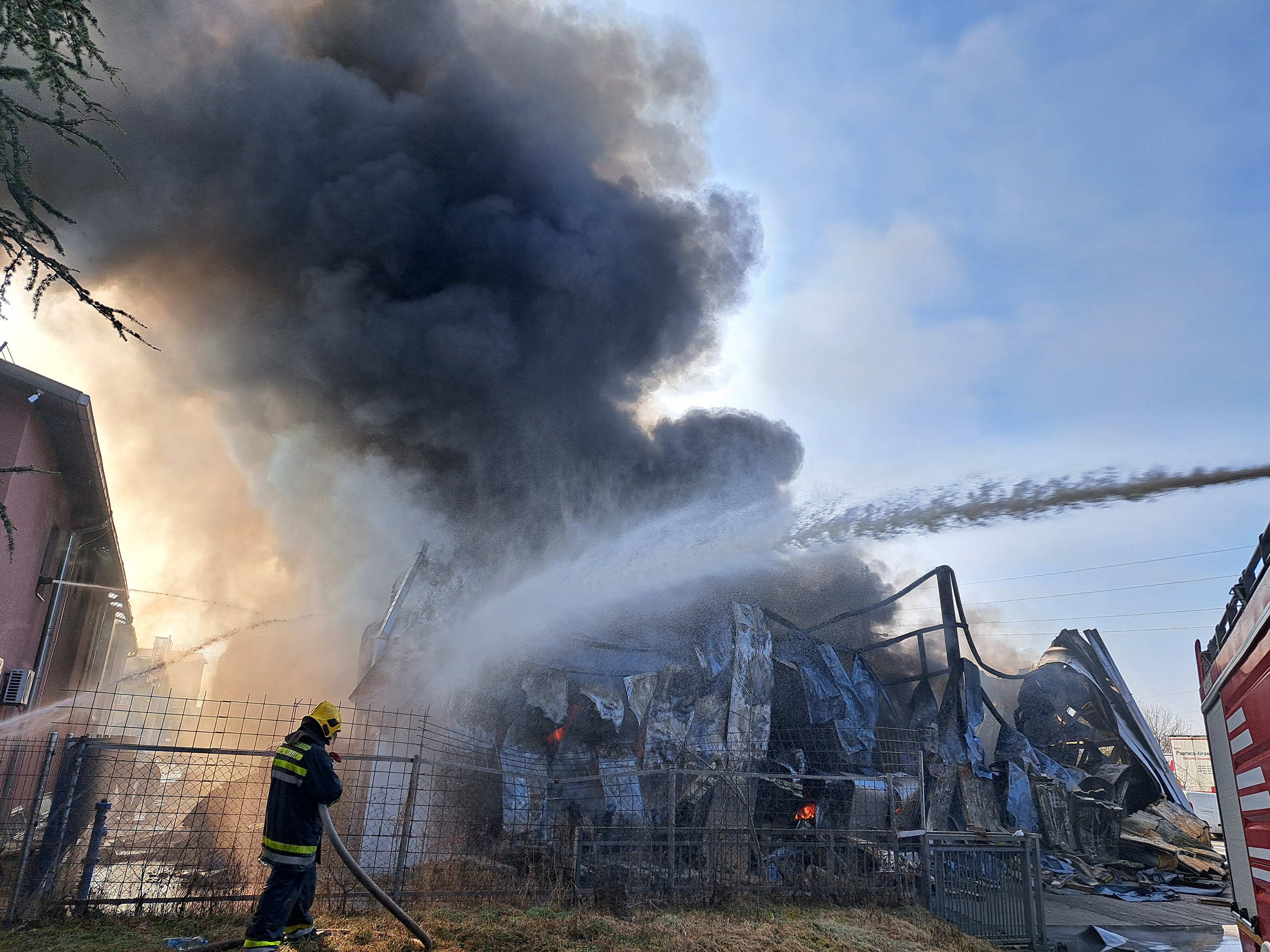 Pozar Galenika prodavnica guma, vatrogasci