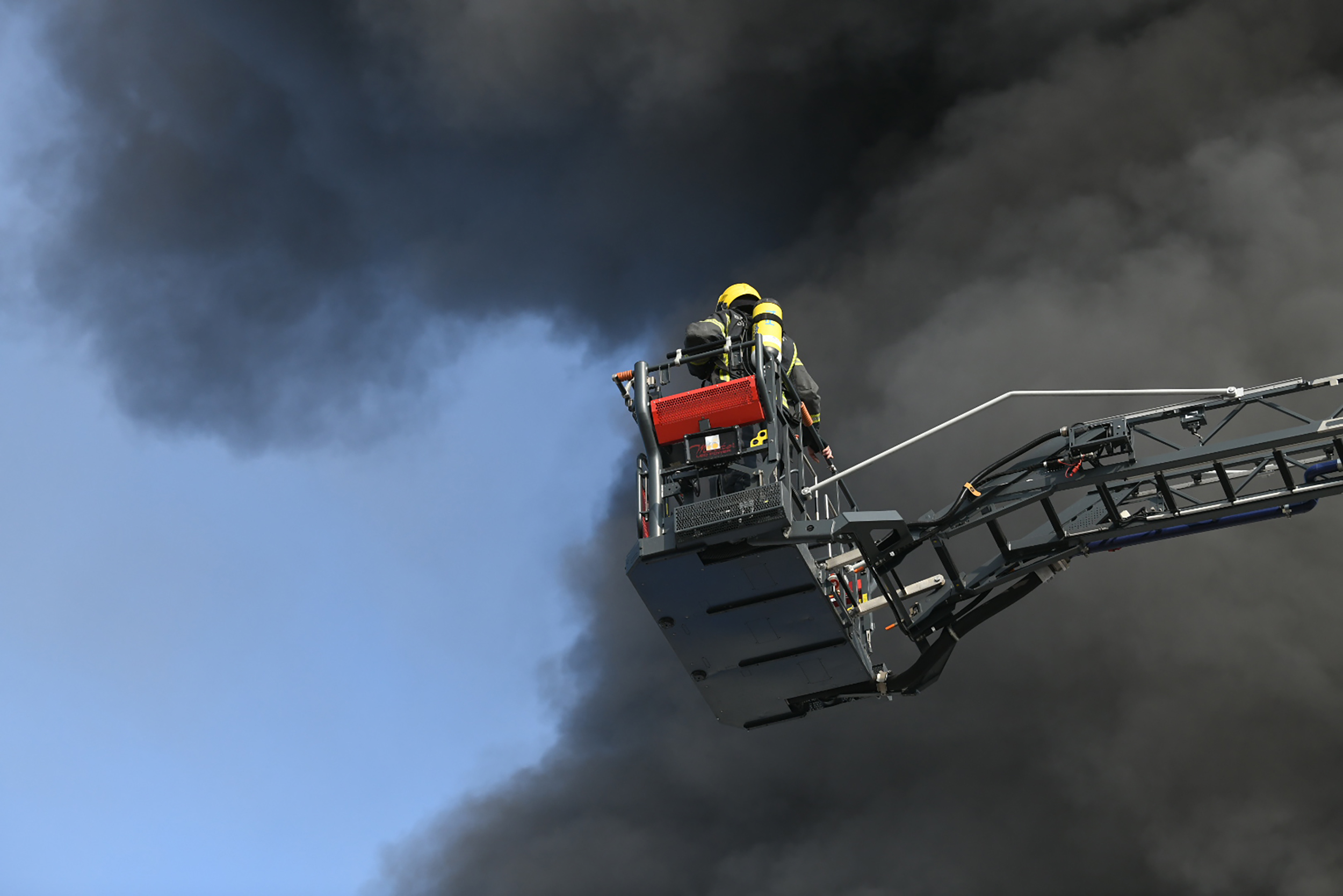 Pozar Galenika prodavnica guma, vatrogasci