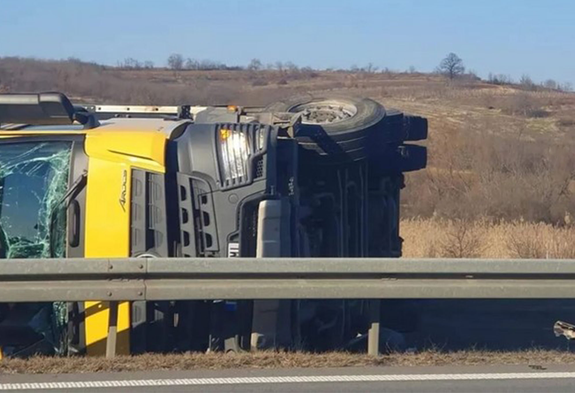 Nezgoda na autoputu kod izdvajanja za Mladenovac, vozač je zadobio lakše telesne povrede