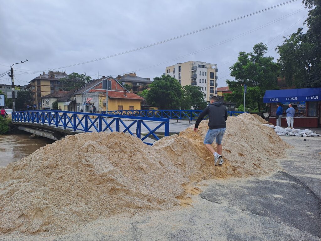 Jagodina - Zaustavljen saobraćaj preko kamenog mosta, džakovi sa peskom na obalama Belice,Odbrana od reke Belice u Jagodini - Foto Nova.rs