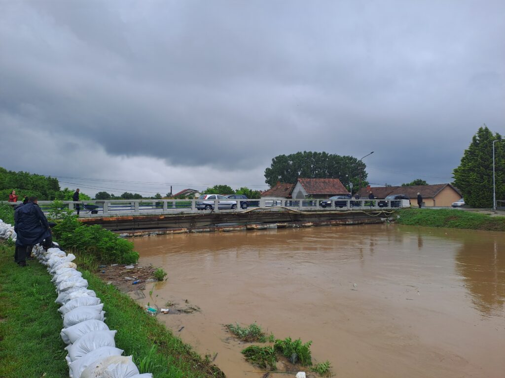 Jagodina - Zaustavljen saobraćaj preko kamenog mosta, džakovi sa peskom na obalama Belice,Odbrana od reke Belice u Jagodini - Foto Nova.rs