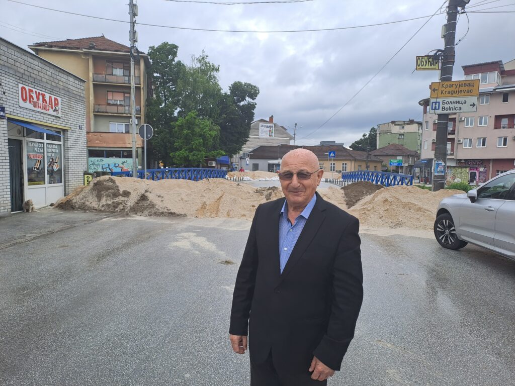 Jagodina - Zaustavljen saobraćaj preko kamenog mosta, džakovi sa peskom na obalama Belice,Odbrana od reke Belice u Jagodini - Foto Nova.rs