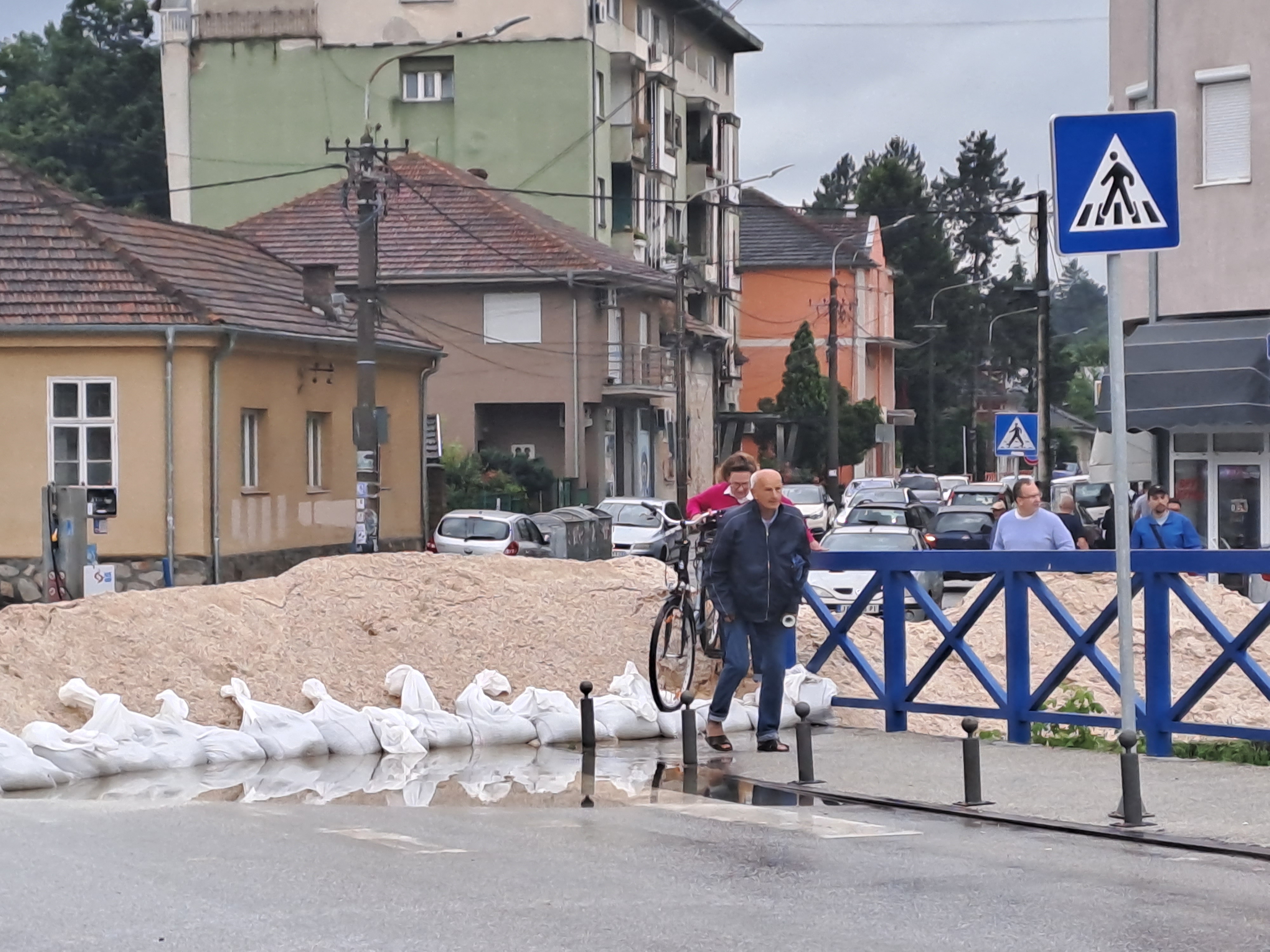 Jagodina - Zaustavljen saobraćaj preko kamenog mosta, džakovi sa peskom na obalama Belice,Odbrana od reke Belice u Jagodini - Foto Nova.rs