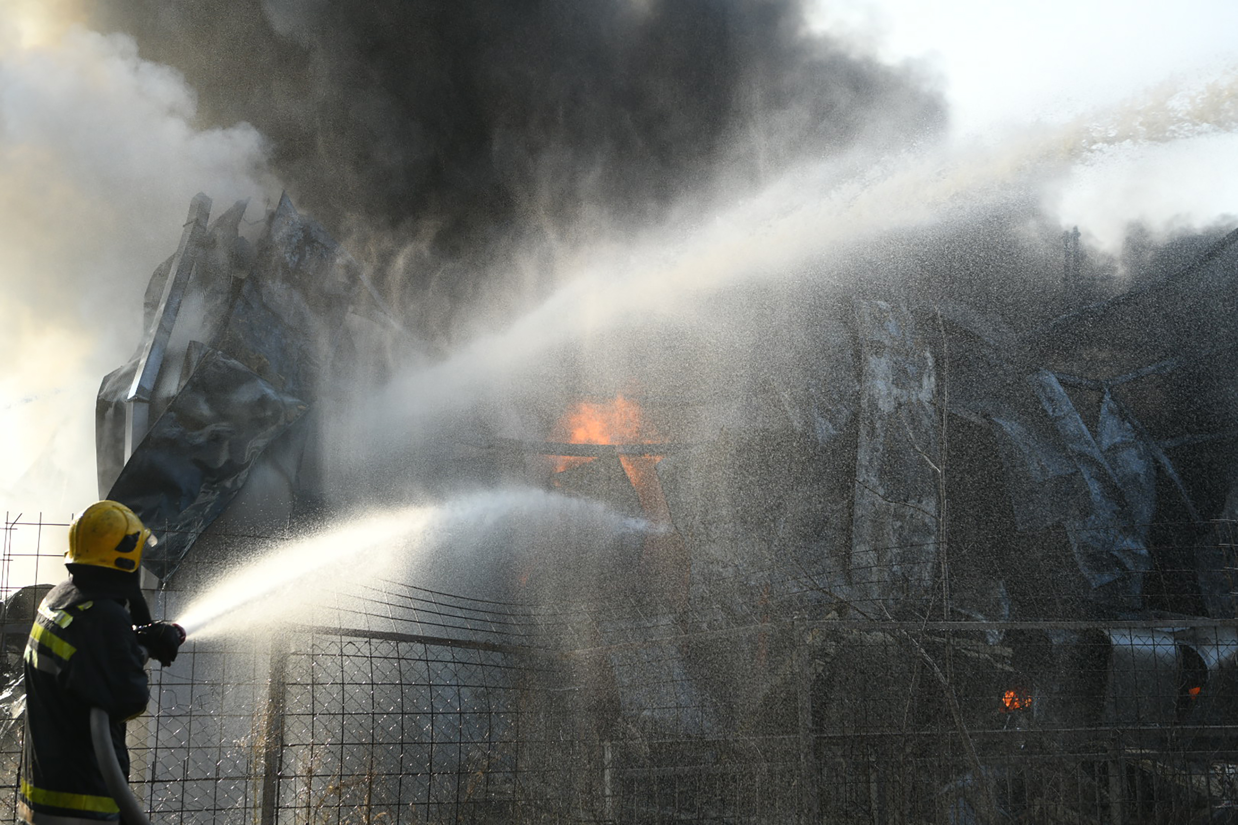 Pozar Galenika prodavnica guma, vatrogasci