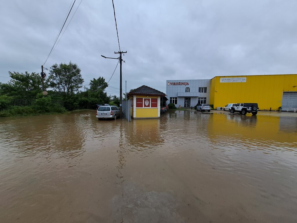 Most na magistralnom putu Kraljevo - Preljina u mestu Adrani usled nabujale Musine reke kod Kraljeva urušio,Urušavanje mosta kod Kraljeva bilo očekivano