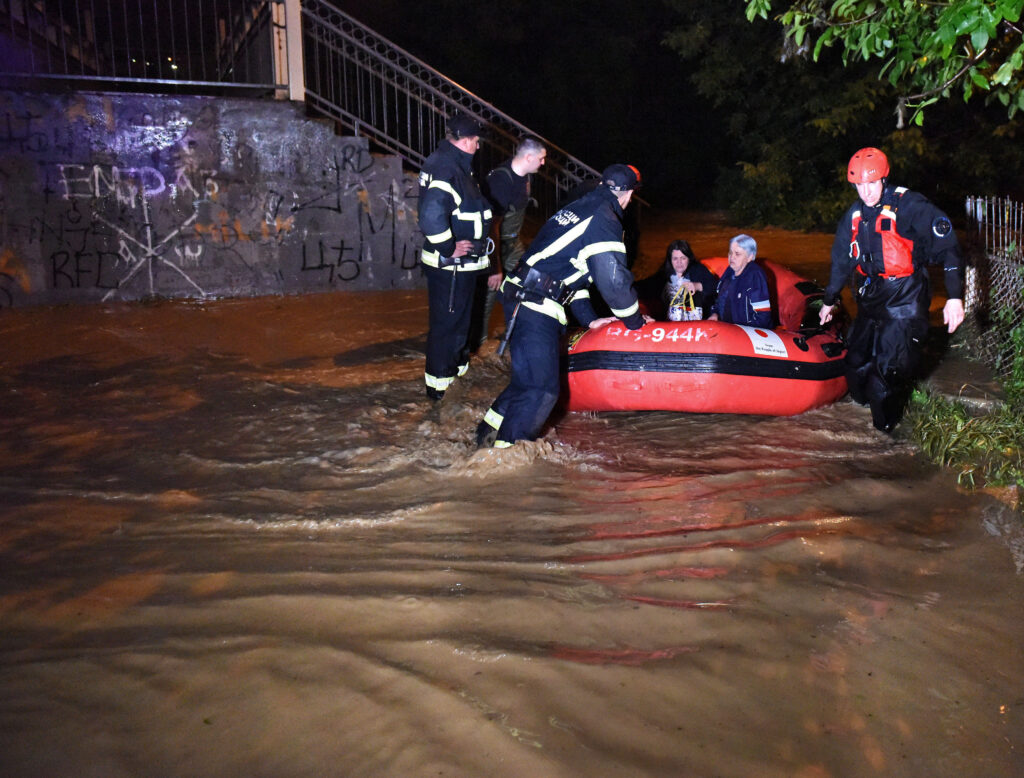 Kragujevac, 16. juna 2023 - Reka Lepenica izlila se tokom noći u Kragujevcu zbog čega je u naselju Palilule evakuisano 12 osoba, među kojima je i dete. FOTO TANJUG/ NEBOJŠA RAUS/bs