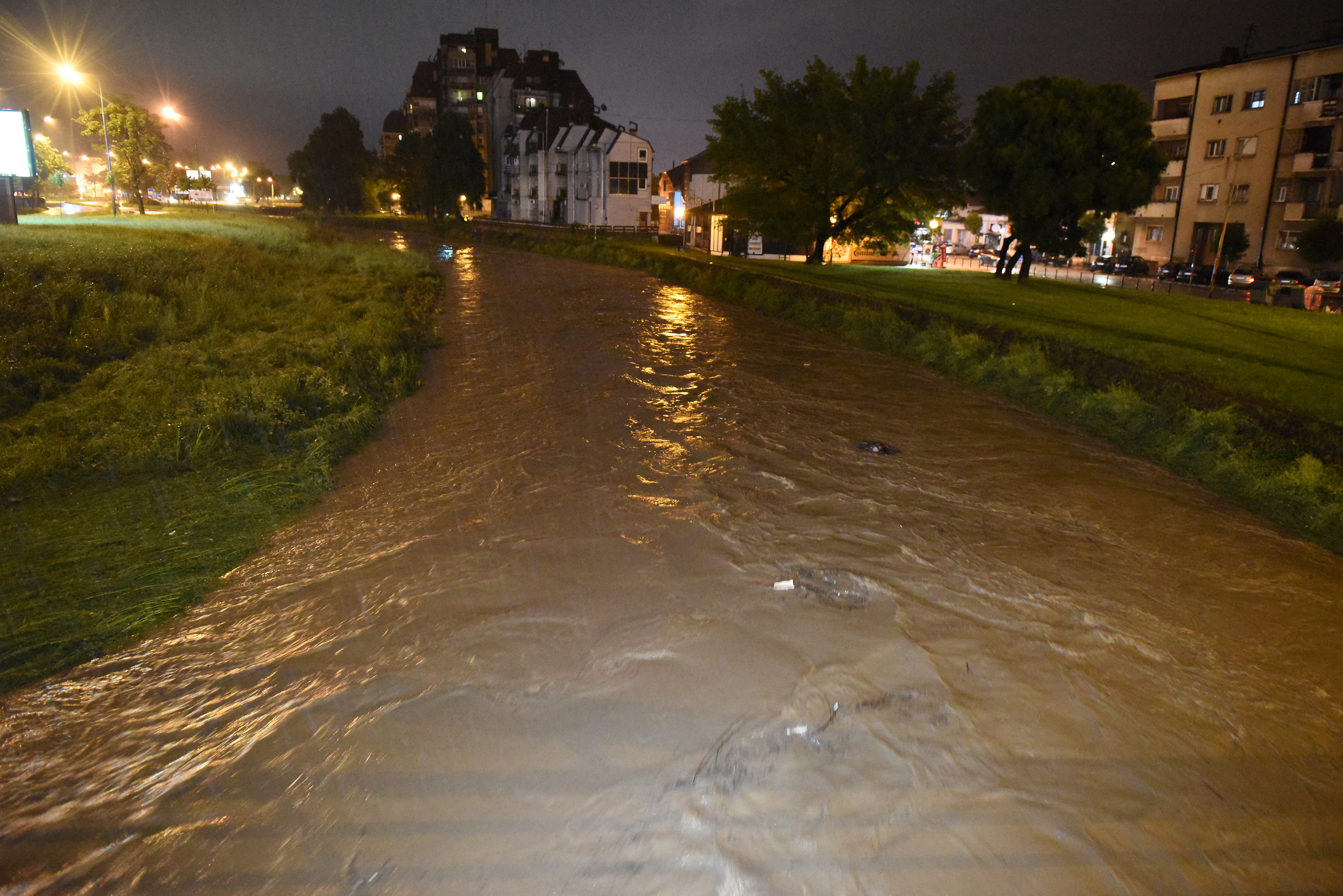 Kragujevac, 16. juna 2023 - Reka Lepenica izlila se tokom noći u Kragujevcu zbog čega je u naselju Palilule evakuisano 12 osoba, među kojima je i dete. FOTO TANJUG/ NEBOJŠA RAUS/bs