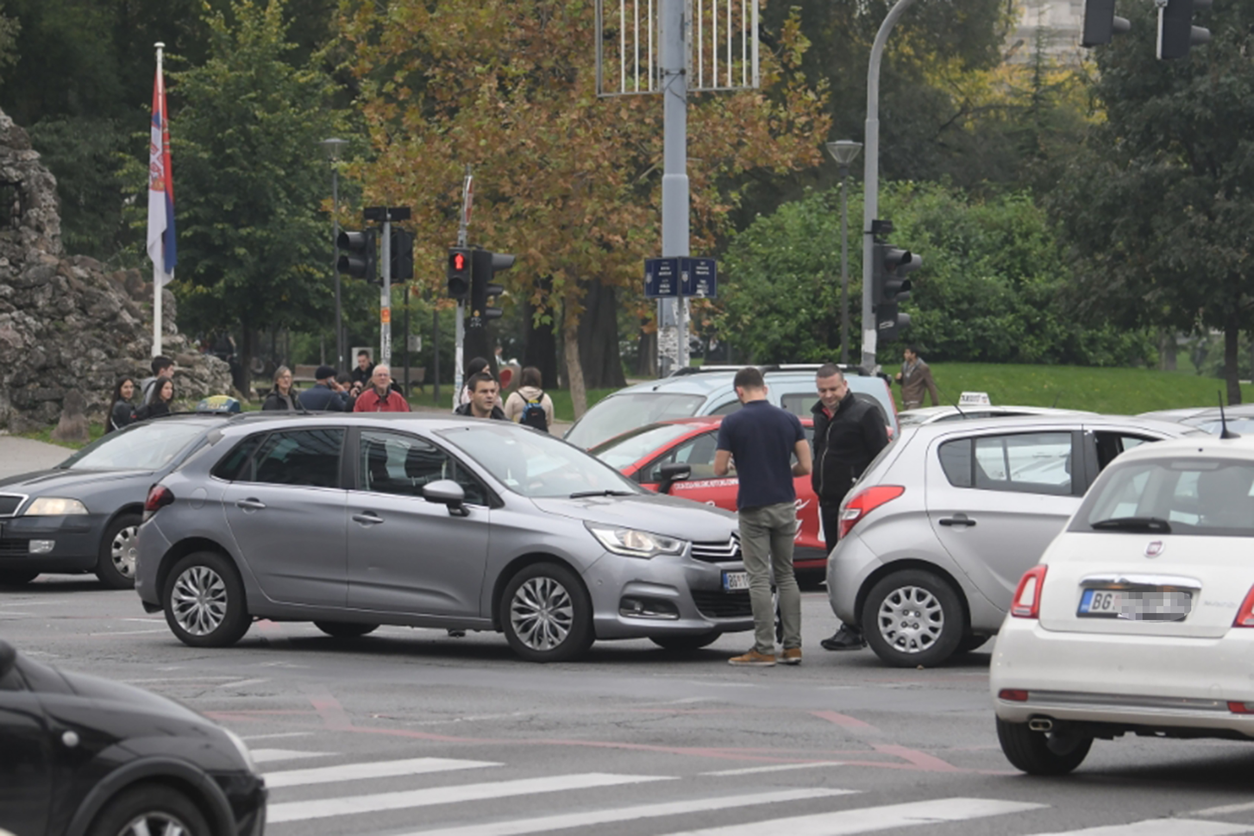Beograd 11.10.2022. Saobraćajna nesreća, sudar, čukanje, Bulevar Revolucije, saobraćajka