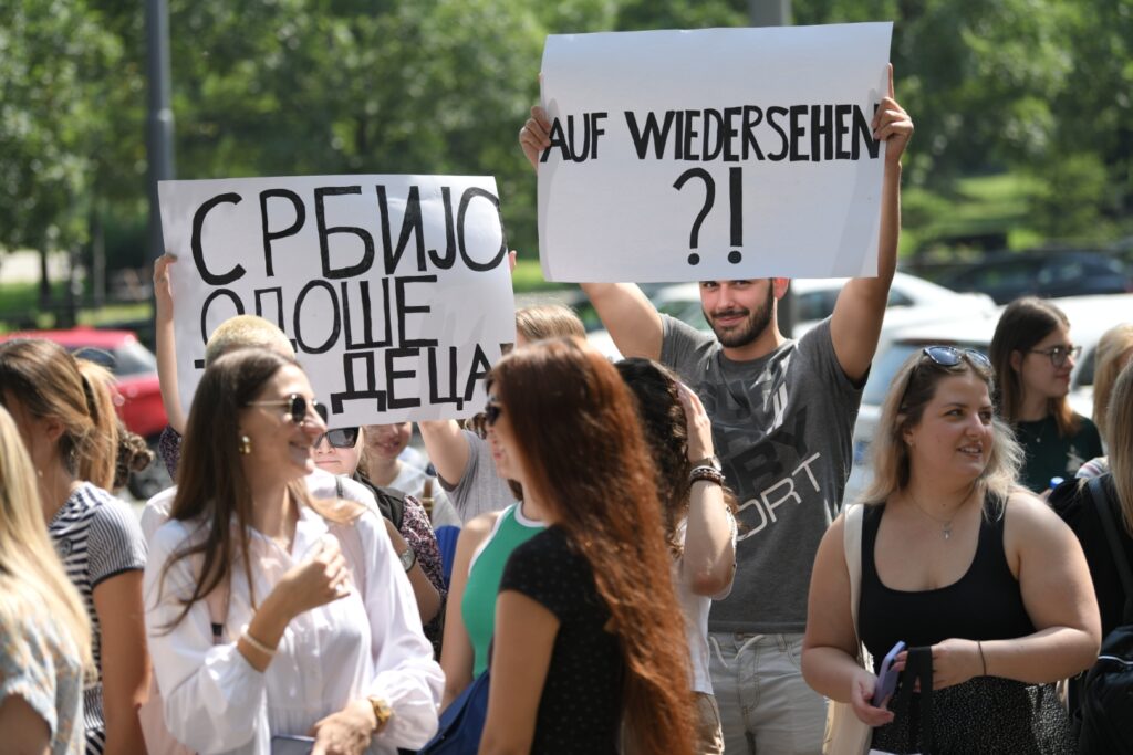 beograd 21.06.2023 protest studenata medicine medicinskog fakulteta ispred zgrade ministarstva zdravlja