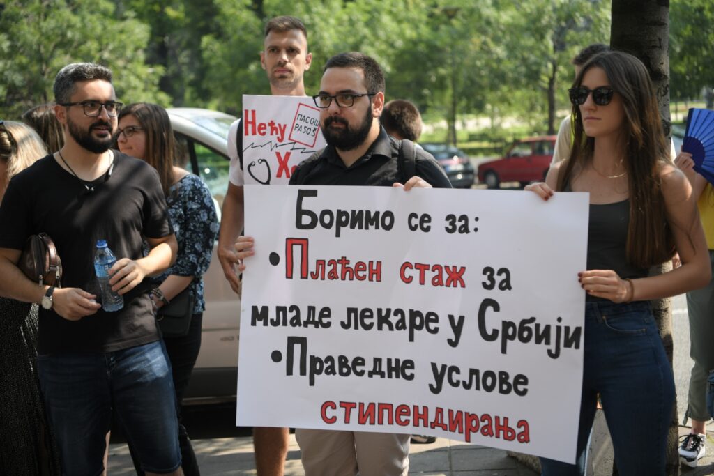 beograd 21.06.2023 protest studenata medicine medicinskog fakulteta ispred zgrade ministarstva zdravlja