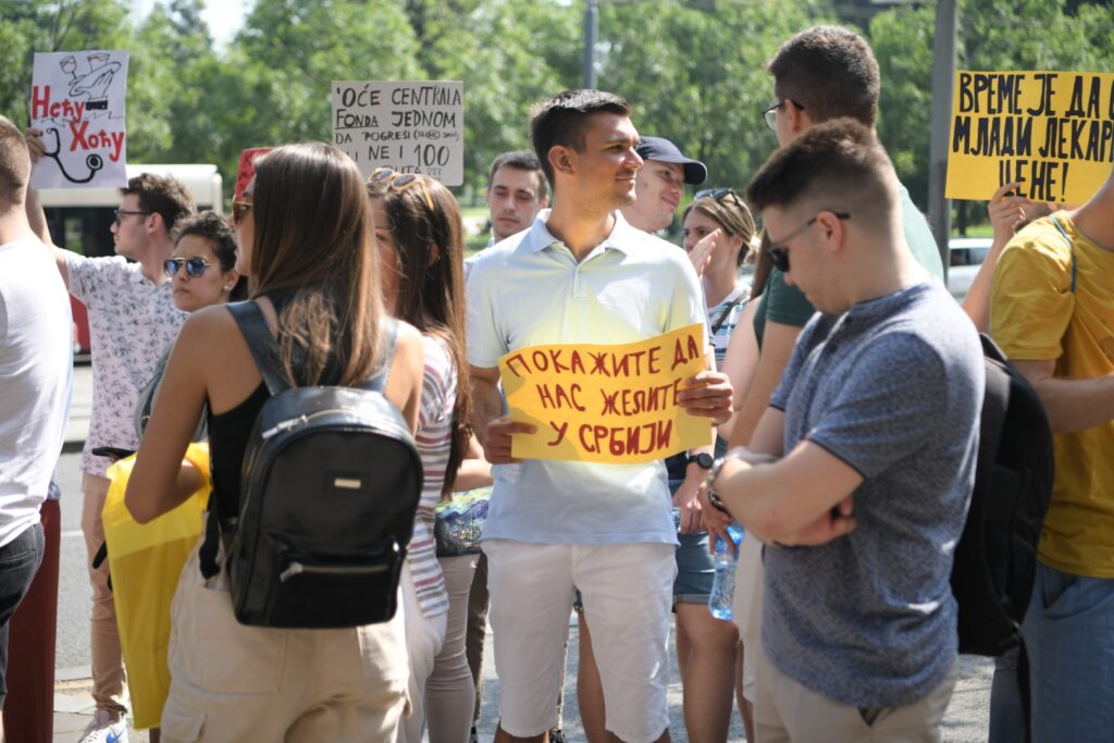 beograd 21.06.2023 protest studenata medicine medicinskog fakulteta ispred zgrade ministarstva zdravlja