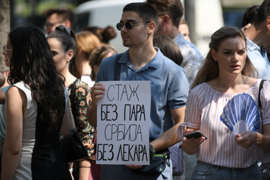 beograd 21.06.2023 protest studenata medicine medicinskog fakulteta ispred zgrade ministarstva zdravlja
