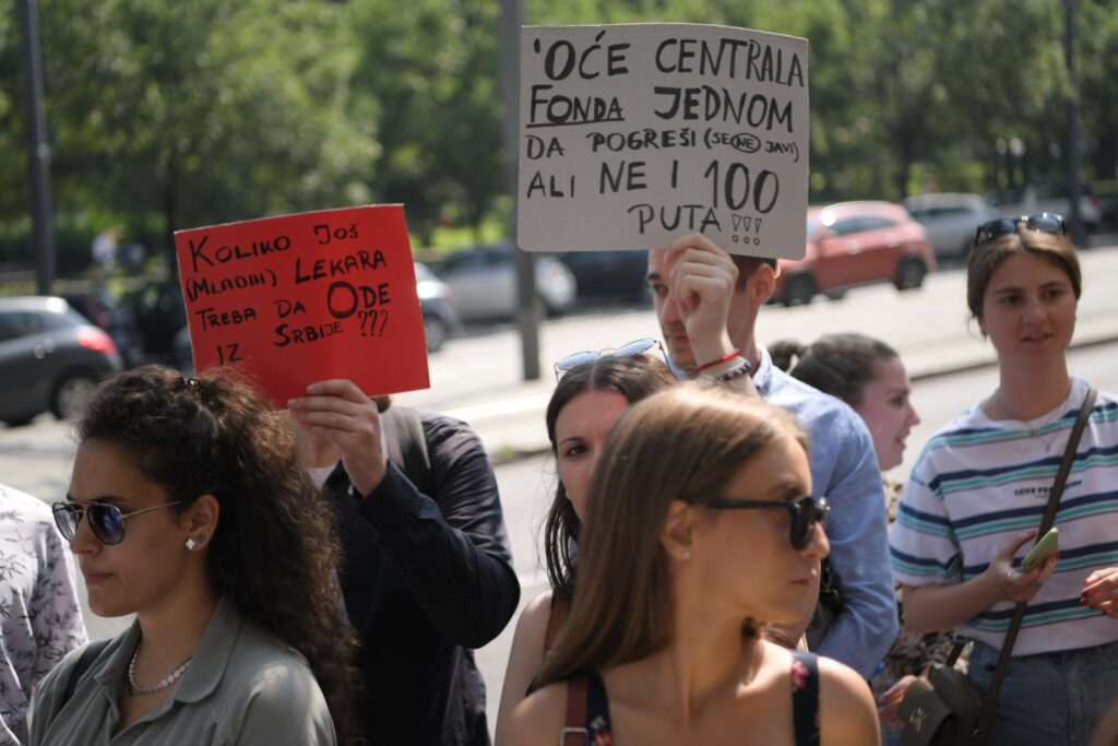 beograd 21.06.2023 protest studenata medicine medicinskog fakulteta ispred zgrade ministarstva zdravlja