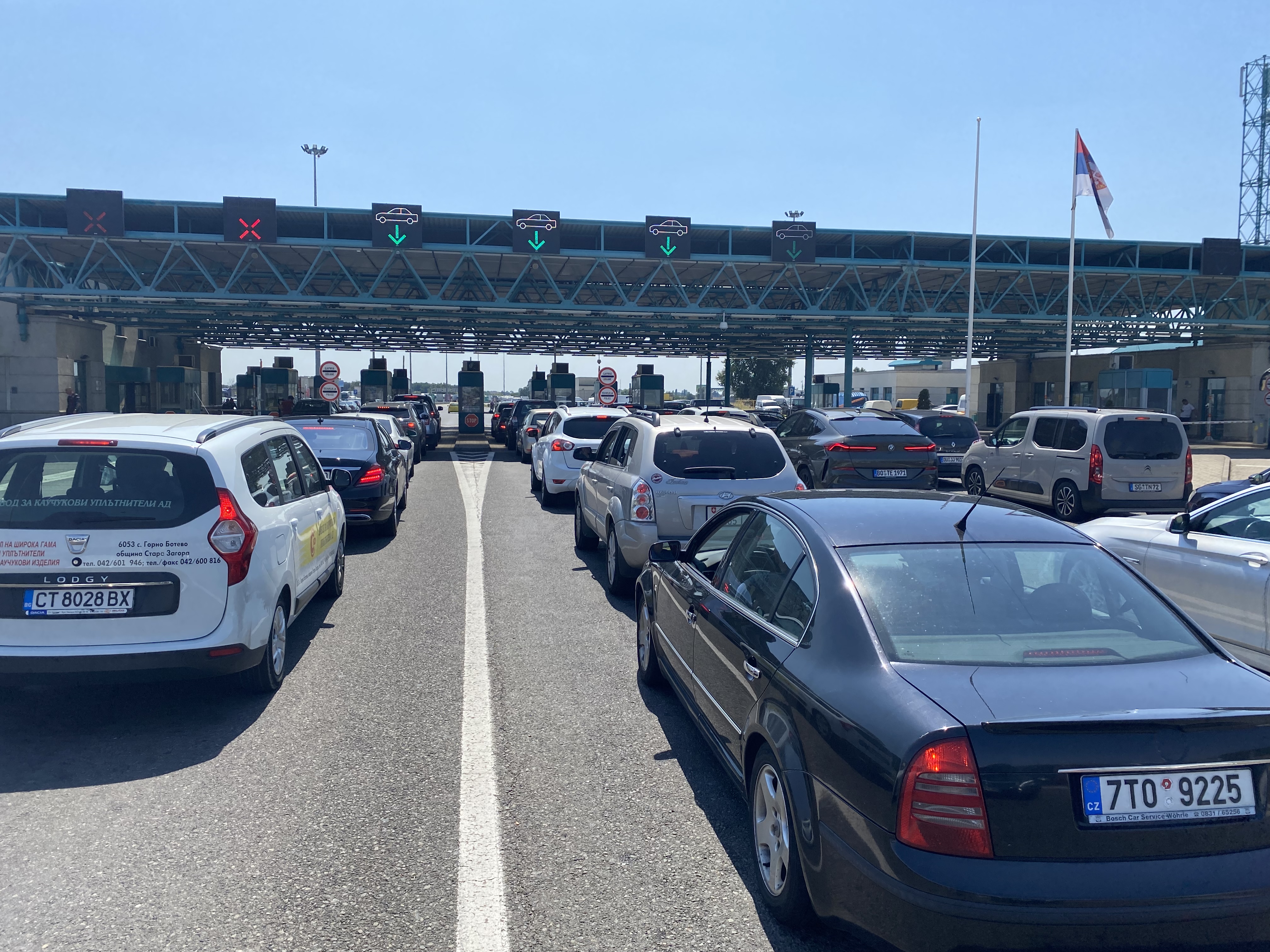 KOLONA VOZILA NA HORGOSU