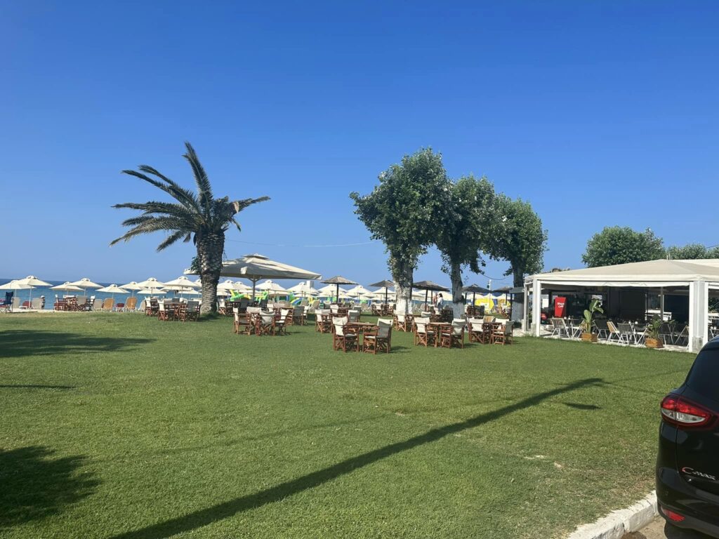 Nea Flogita, Žena sa dvoje dece jela kolače na plaži koje nije kupila tu, pa su je isterali i iz plaže i iz hotela