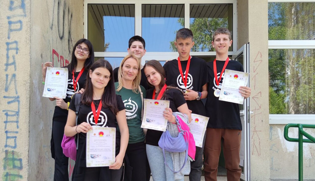 Kragujevac, učenici iz KG iznenadili nastavnicu, priča je o deci koja su na takmičenju iz informatike osvojila medalje, ali su oni u znak zahvalnosti spremili posebnu medalju za svoju nastavncu. , poslala Aleksandra Petrović