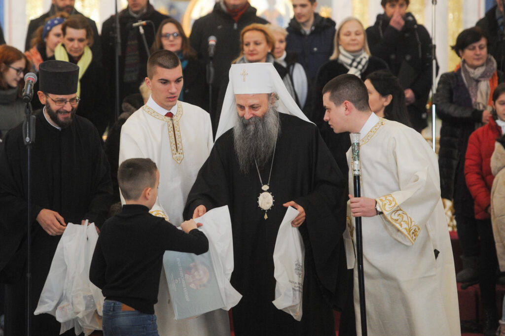 Beograd, 11. februara 2023. -  Patrijarh Srpske pravoslavne crkve Porfirije podelio je 3.000 svetosavskih paketiæa uèenicima prvog i drugog razreda beogradskih osnovnih kola, u Hramu Svetog Save. FOTO TANJUG/ TARA RADOVANOVIÆ/ bg