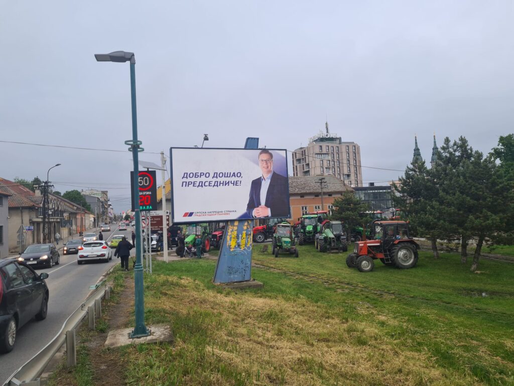 Poljoprivrednici paori traktor blokada