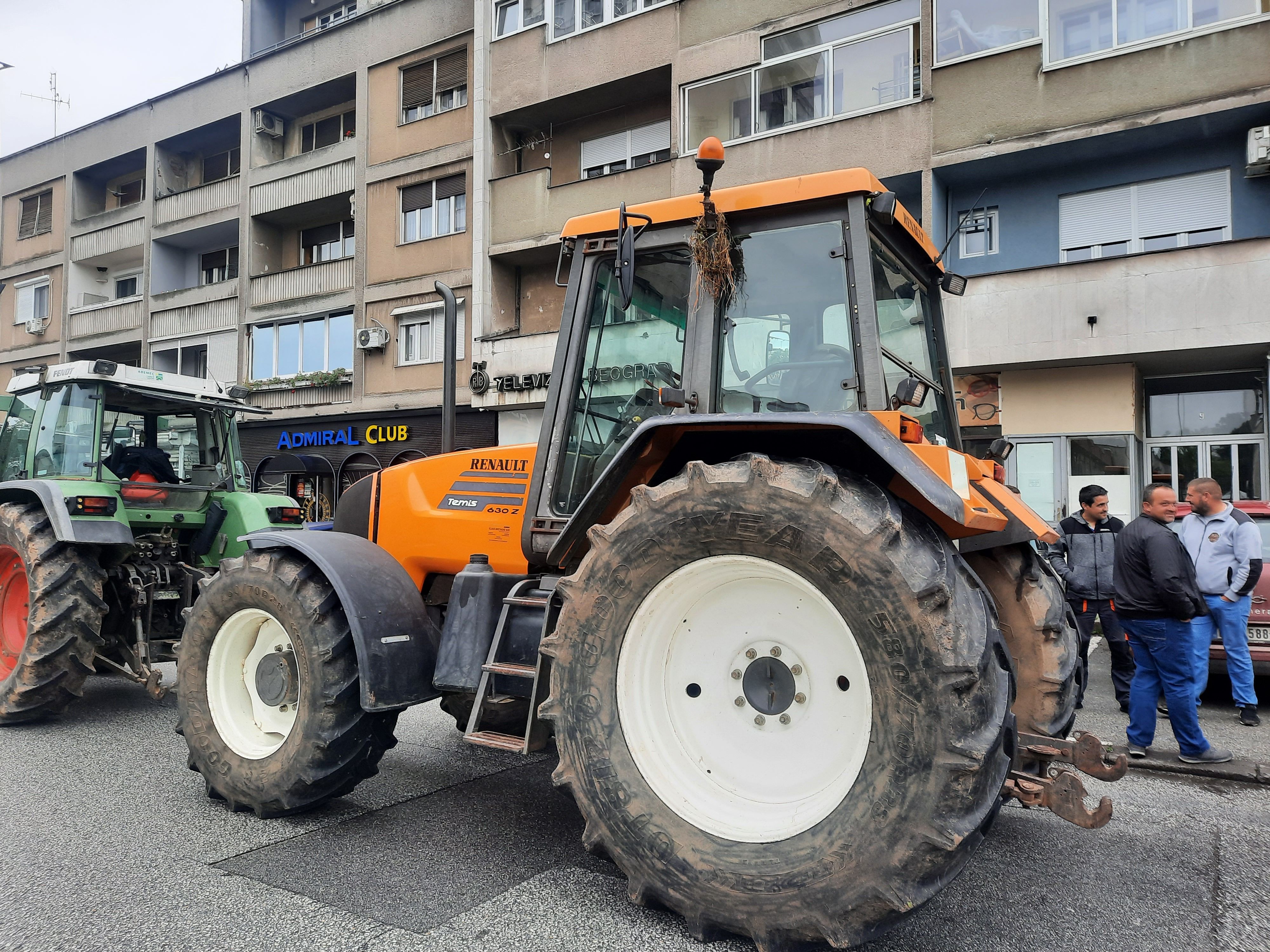 kragujevac 18.05.2023 poljoprivrednici blokirali centar kragujevca, poljoprivrednici protest blokada traktori