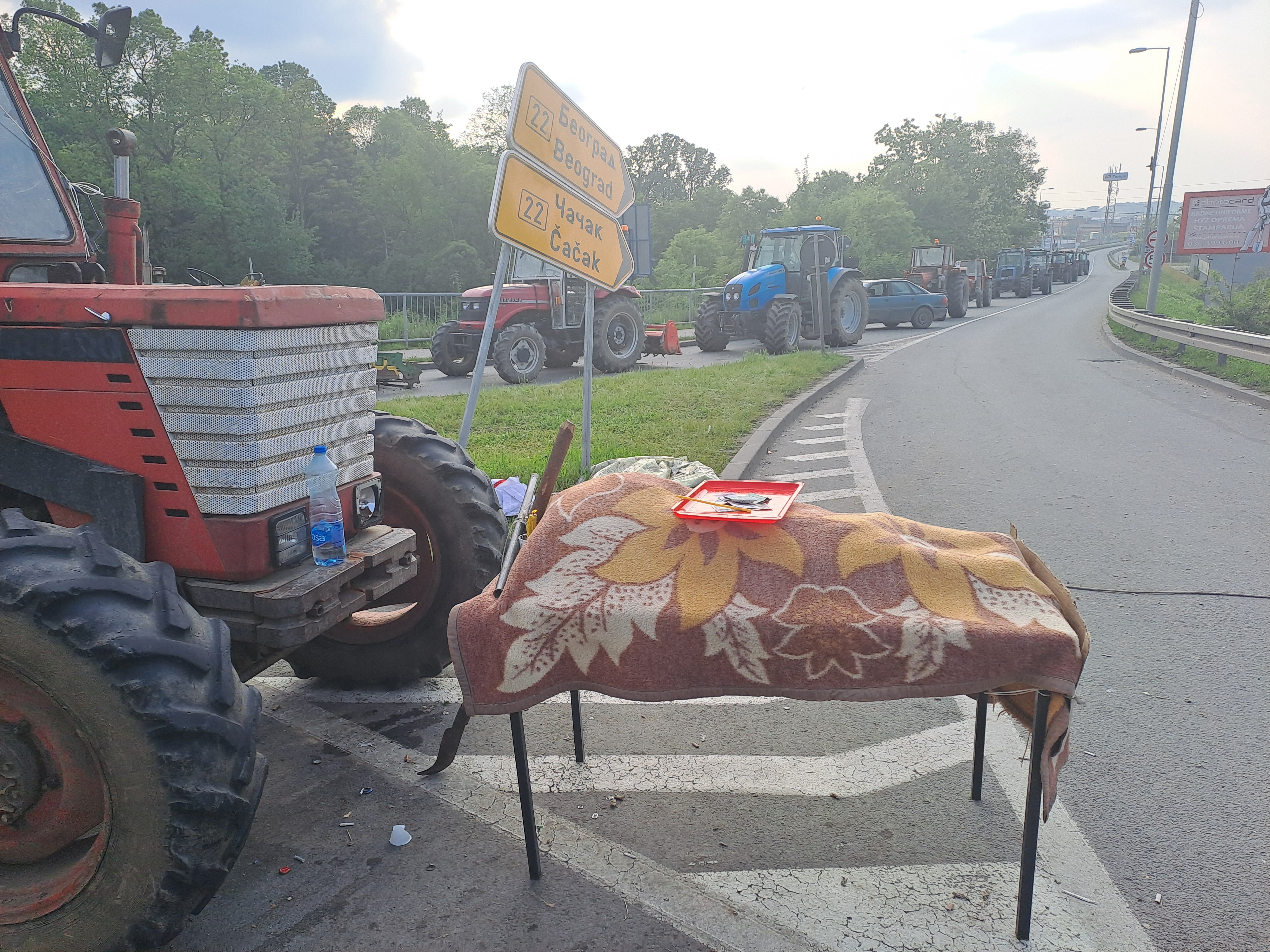 Poljoprivrednici iz okoline Kraljeva izveli su danas svojevrsni performans Opelo srpskom seljaku