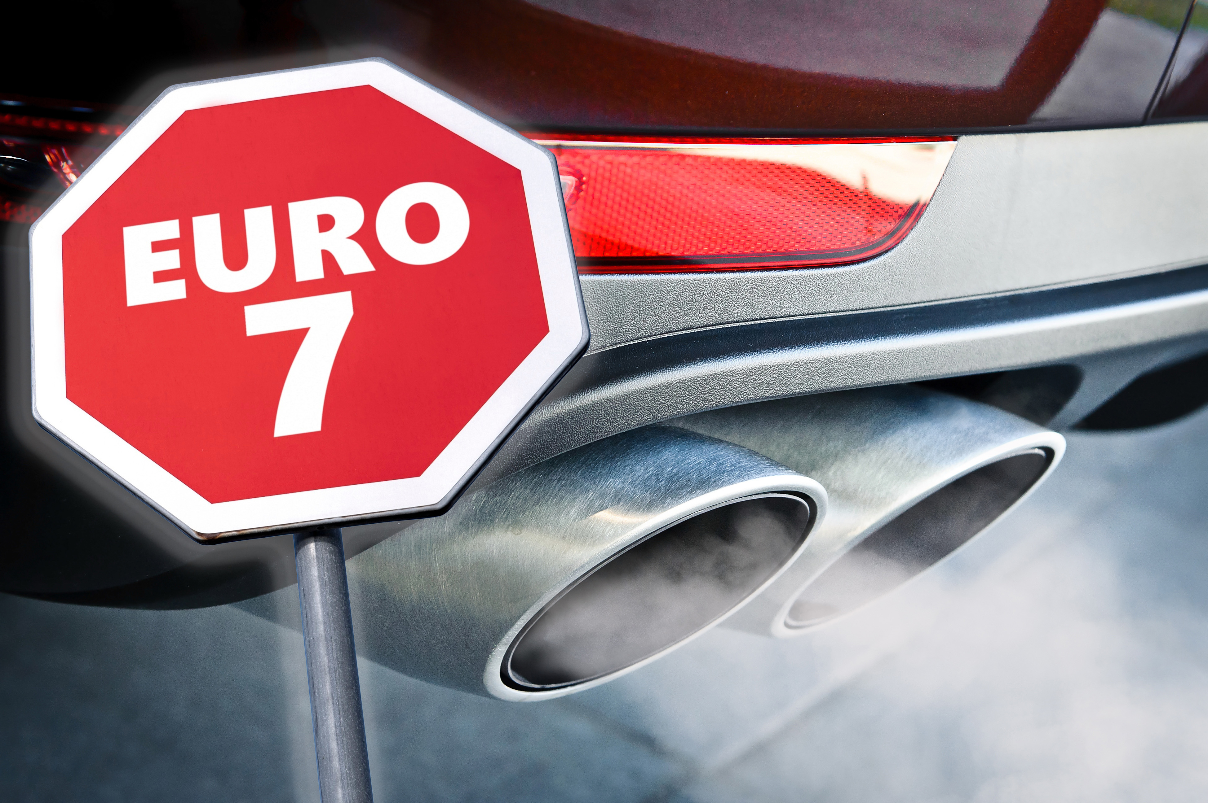 Close,Up,Of,A,Car,Dual,Exhaust,Pipe