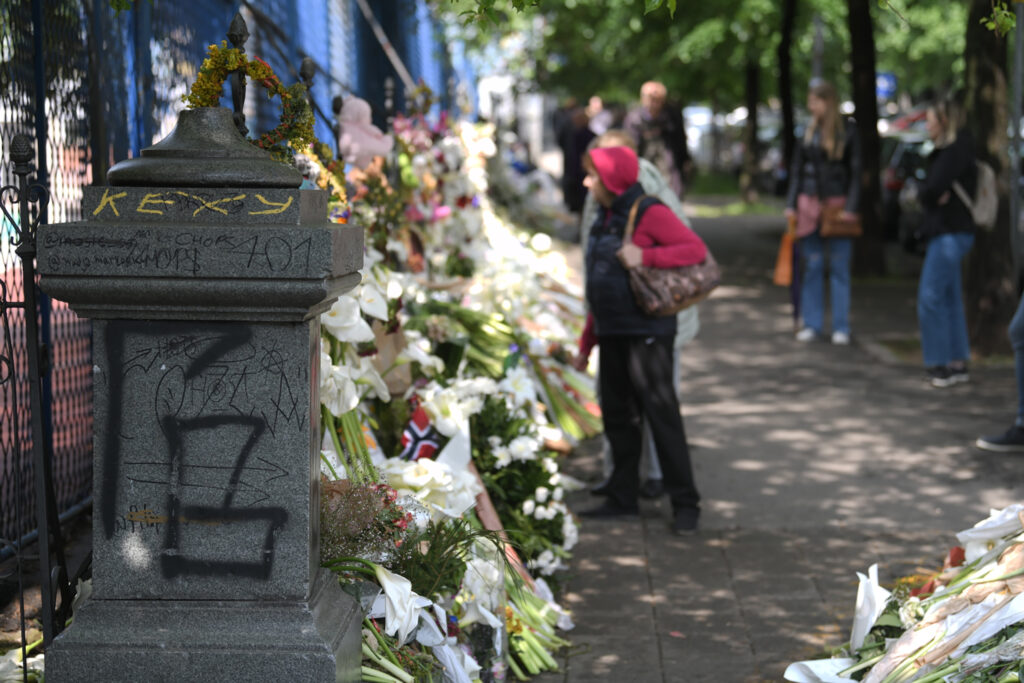 Beograd 08.05.2023. Cveće i sveće ispred osnovne skole Vladislav Ribnikar