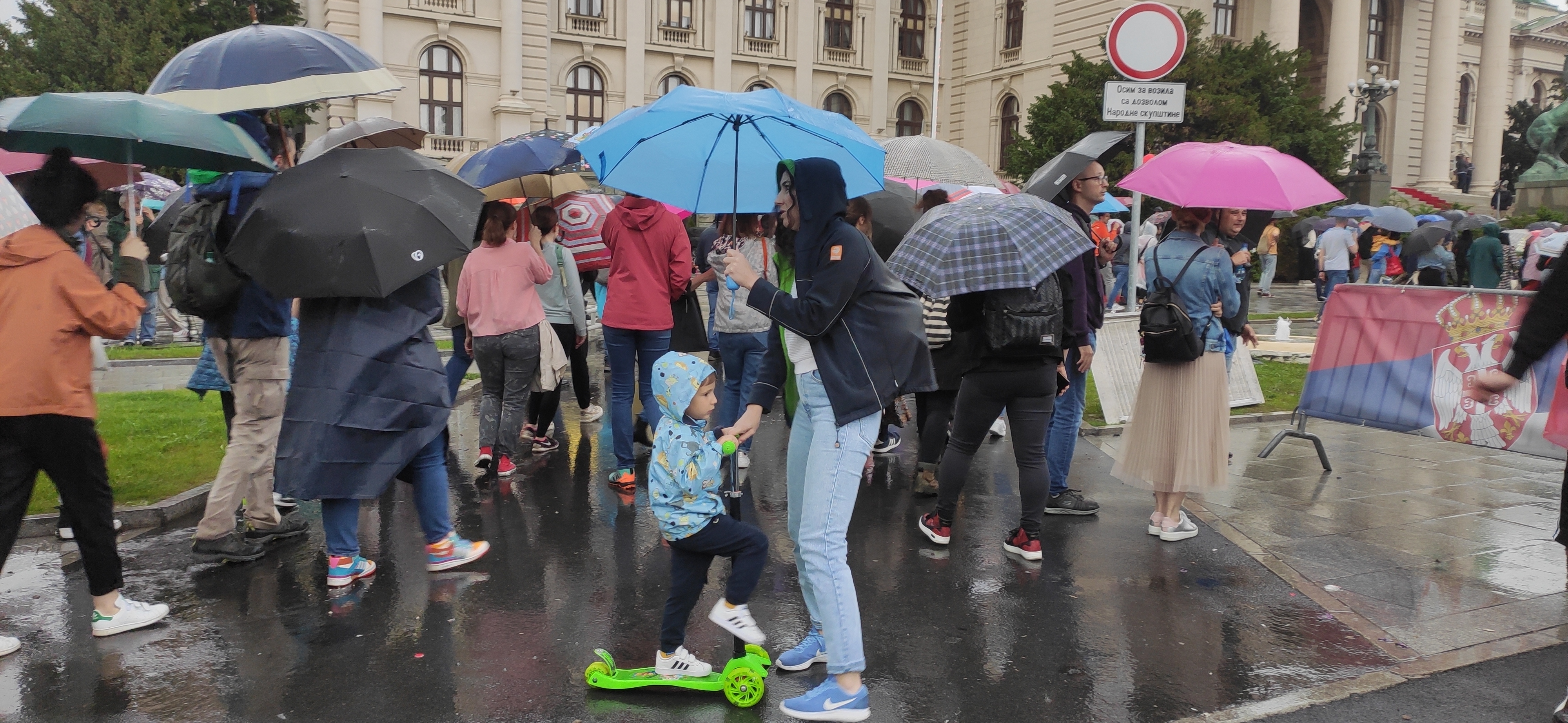 Beograd 27.05.2023. Protest protiv nasilja treci, skupstina, cvece