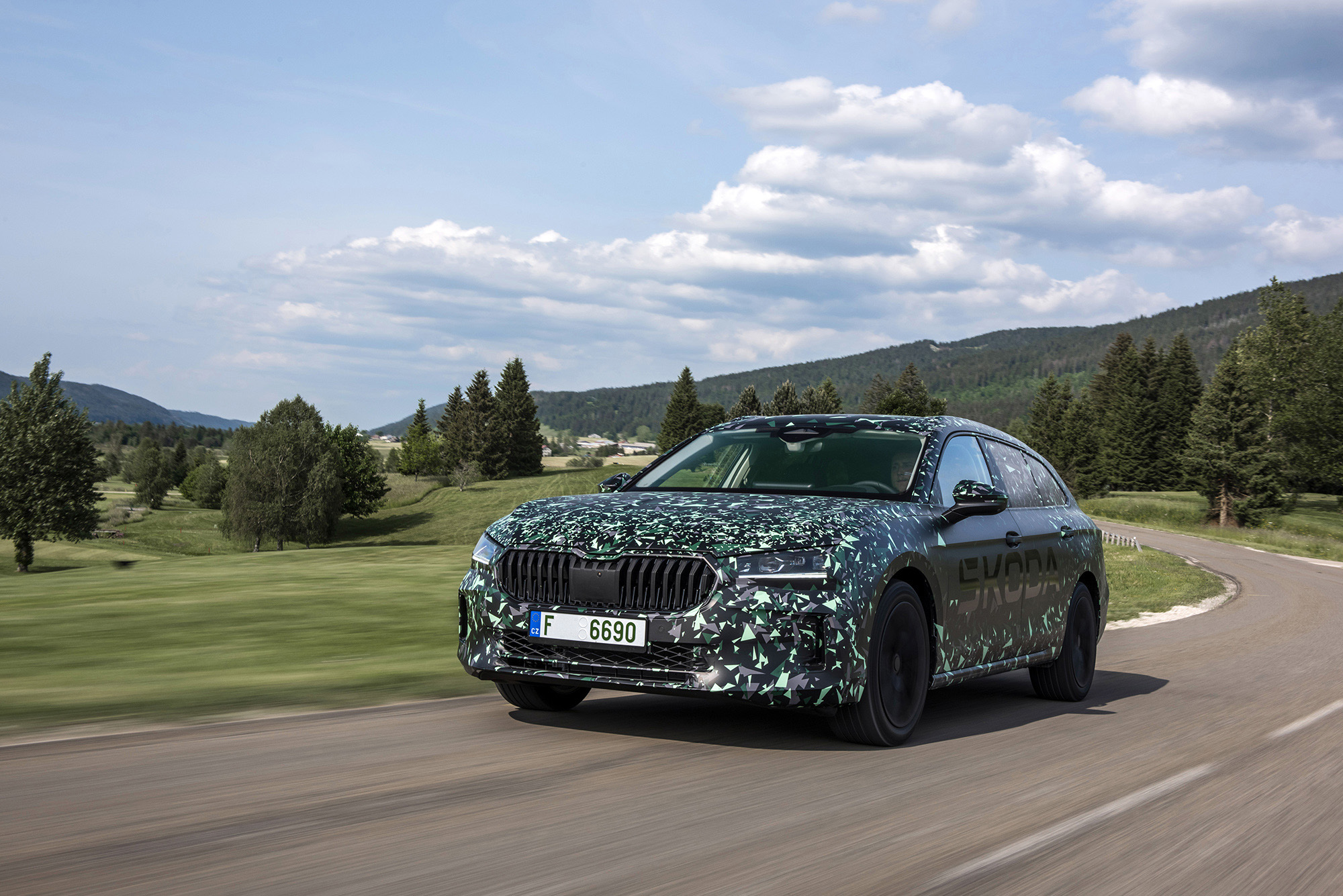 13_covered_skoda_superb_a3b5bc1a