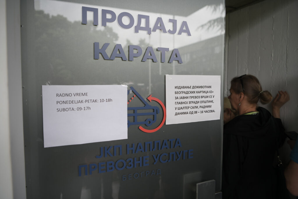 Beograd 31.05.2023. prodaja mesecnih karata za gradski prevoz, redovi, cekanje, guzva
