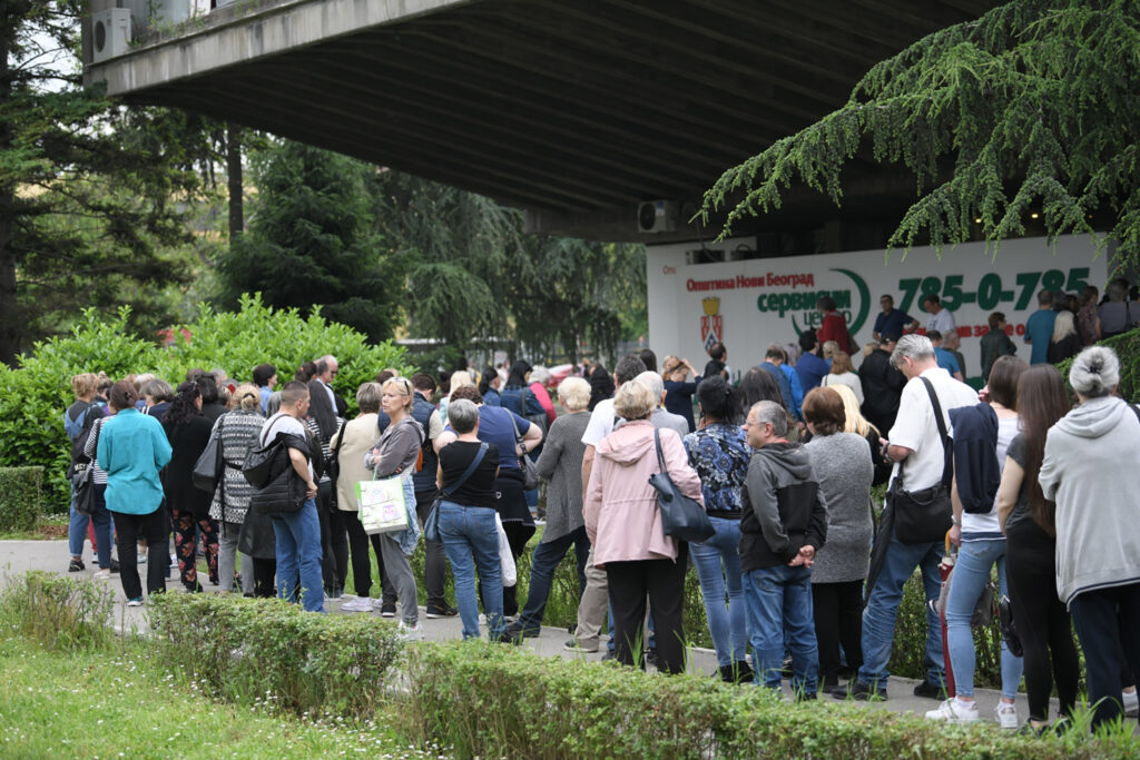 Beograd 31.05.2023. prodaja mesecnih karata za gradski prevoz, redovi, cekanje, guzva