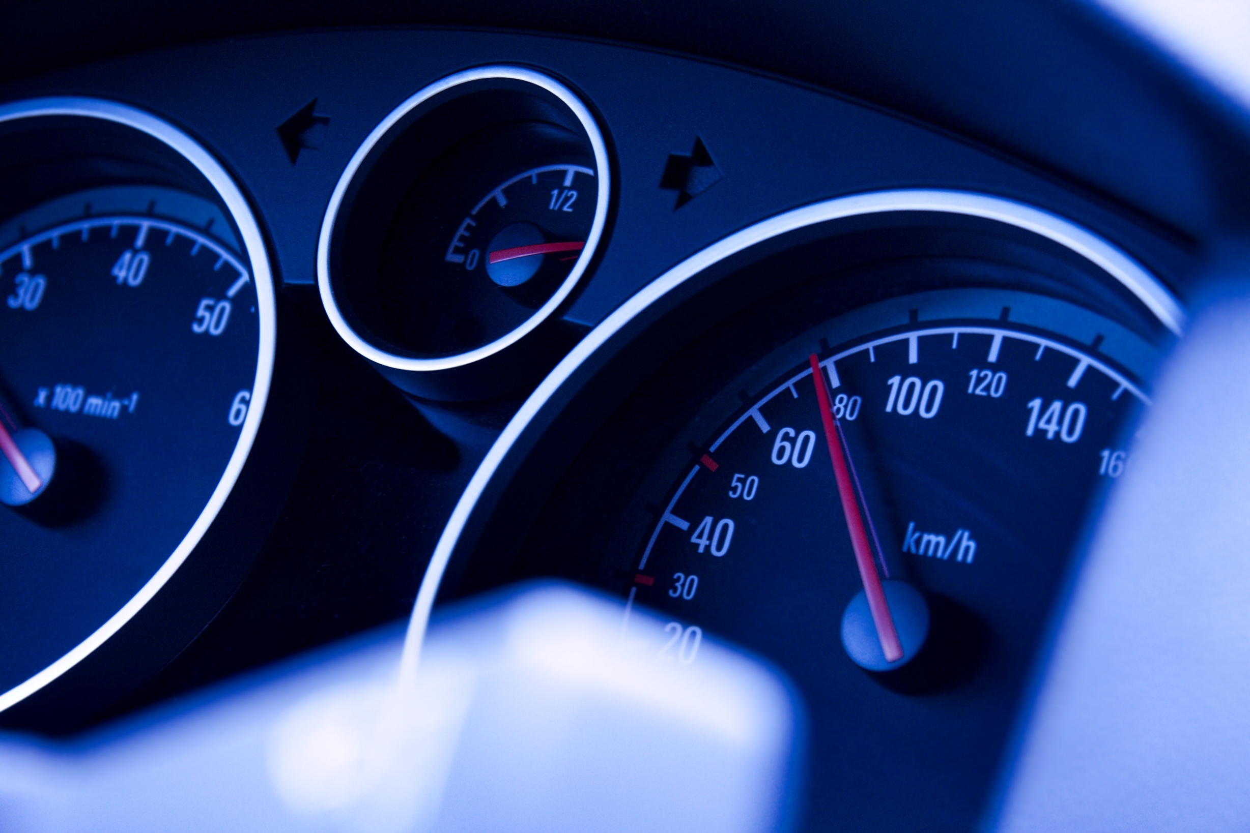 brzina, potrošnja, brzinomer Foto: Shutterstock/Peter Gudella