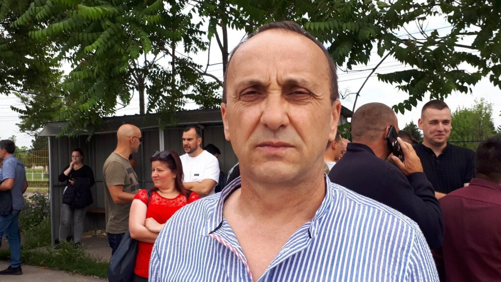 niš protest instruktora Instruktori vožnje u Nišu stupili u štrajk zbog malih plata i neplaćanja bolovanja