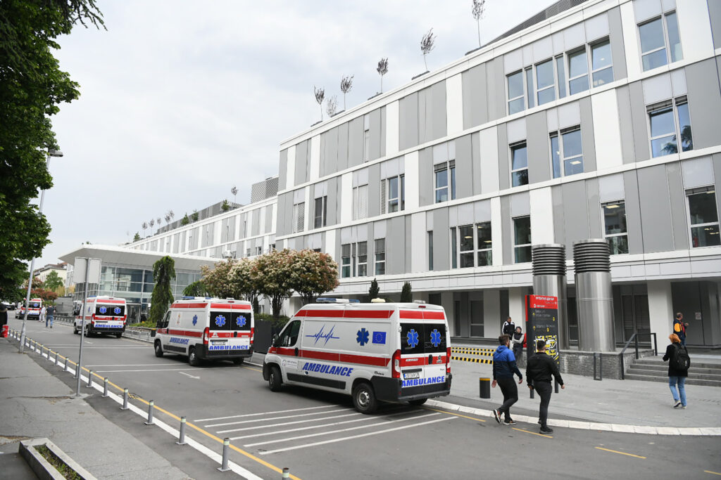 Beograd 03.05.2023. Pucnjava u Osnovnoj školi Vladislav Ribnikar, učenik pucao na nastavnike i decu. Policija, pucnjava, hronika, Osnovna škola Vladislav Ribnikar, hitna pomoc, bolnica, urgentni centar Tirsova