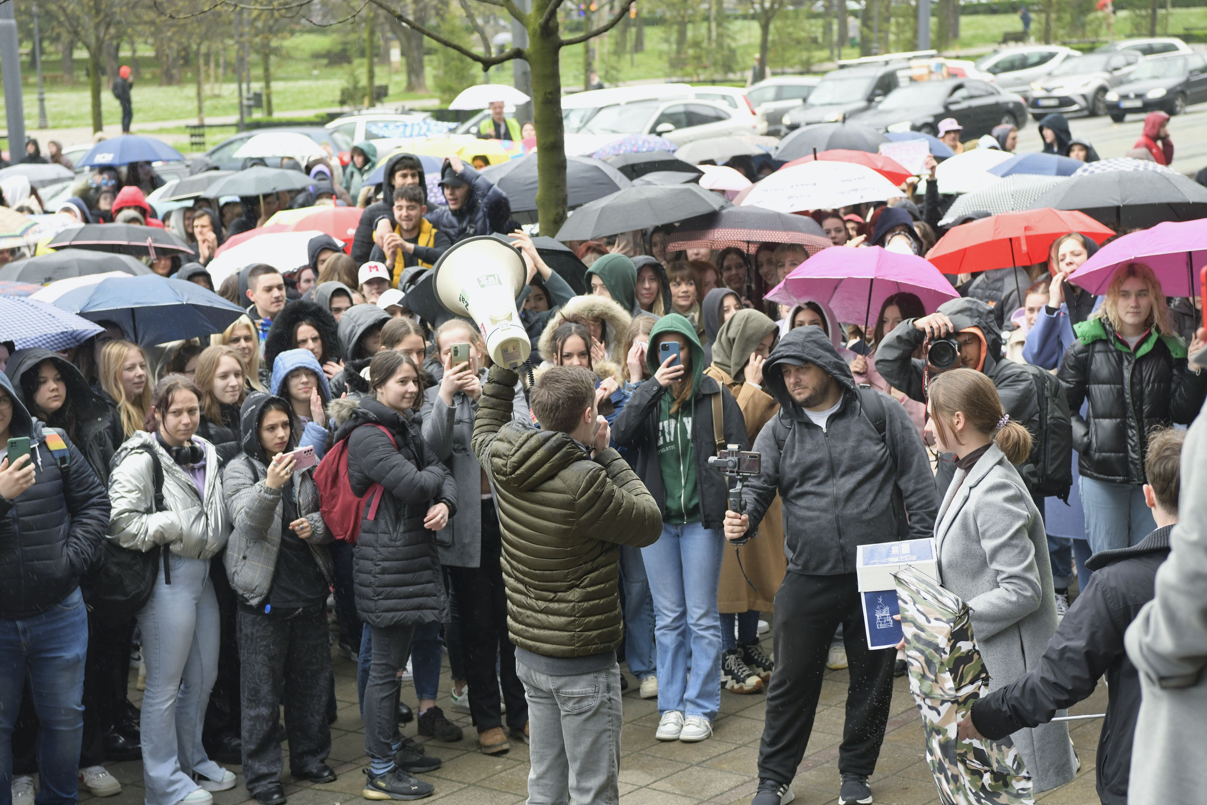 Beograd 27. mart 2023. Protest srednjoskolaca ispred Ministarstva prosvete, Cvetni trg, srednjoskolci podnose peticiju Foto:Goran Srdanov/Nova.rs