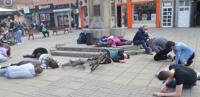 Rešenje za zagađenje: aktivisti "Kreni-Promeni" u Vranju, Nišu i Beogradu organizovali performans