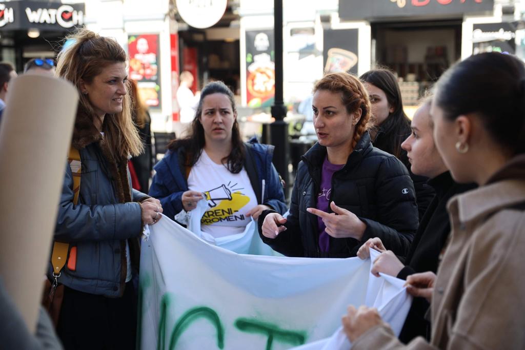 Rešenje za zagađenje: aktivisti "Kreni-Promeni" u Vranju, Nišu i Beogradu organizovali performans