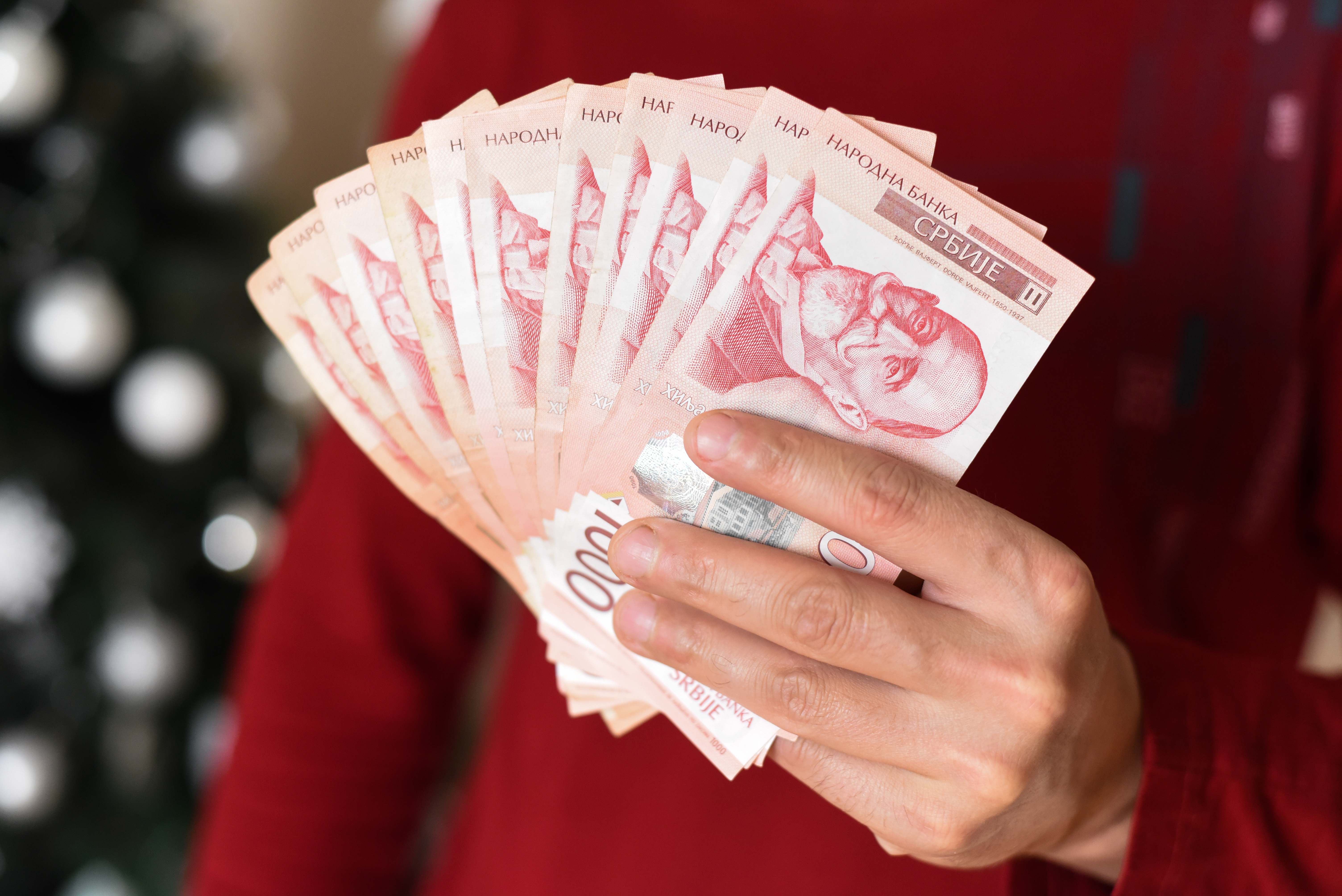 Hands,Holding,Pile,Of,Money.,Serbian,Dinar,Paper,Currency,,1000