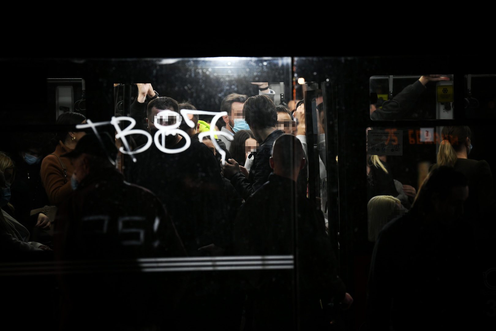Beograd 01.11.2021. GSP, autobus, gradski prevoz, veče, noć, pun autobus, maske, maska, epidemiološke mere, korona, koronavirus, ilustracija, pokrivalica Foto: Vesna Lalić/Nova.rs