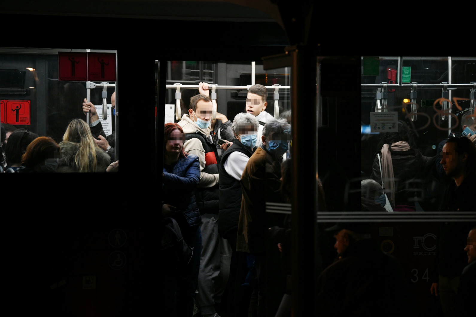 Beograd 01.11.2021. GSP, autobus, gradski prevoz, veče, noć, pun autobus, maske, maska, epidemiološke mere, korona, koronavirus, ilustracija, pokrivalica Foto: Vesna Lalić/Nova.rs