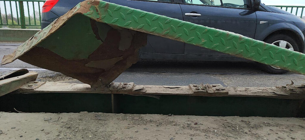 Mesto:  Beograd
Datum: Mon Apr 17 13:15:41 CEST 2023
Dogadjaj: DRUŠTVO - kolovoz na tramvajskom mostu u Beogradu u veoma je lošem stanju
Fotoreporter: Marko Dragoslavić
Ličnosti:  
Izvor: FoNet