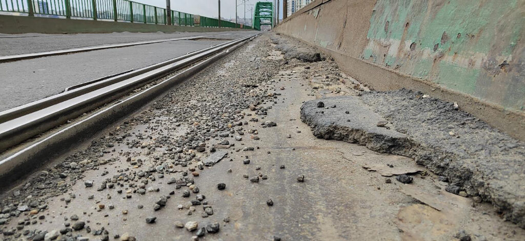 Mesto:  Beograd
Datum: Mon Apr 17 13:19:23 CEST 2023
Dogadjaj: DRUŠTVO - kolovoz na tramvajskom mostu u Beogradu u veoma je lošem stanju
Fotoreporter: Marko Dragoslavić
Ličnosti:  
Izvor: FoNet